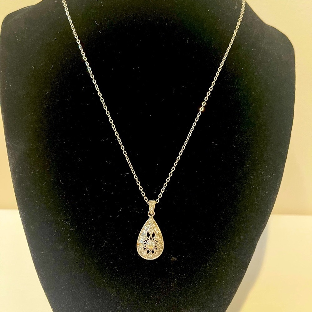 Silver vintage style tear drop pendant necklace